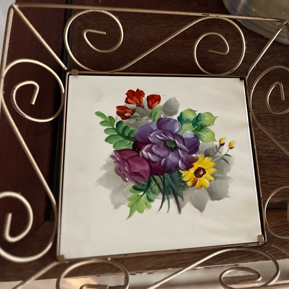 Vintage 60’s - 70’s wall decor, metal swirls framing square floral tiles - Picture 5 of 15